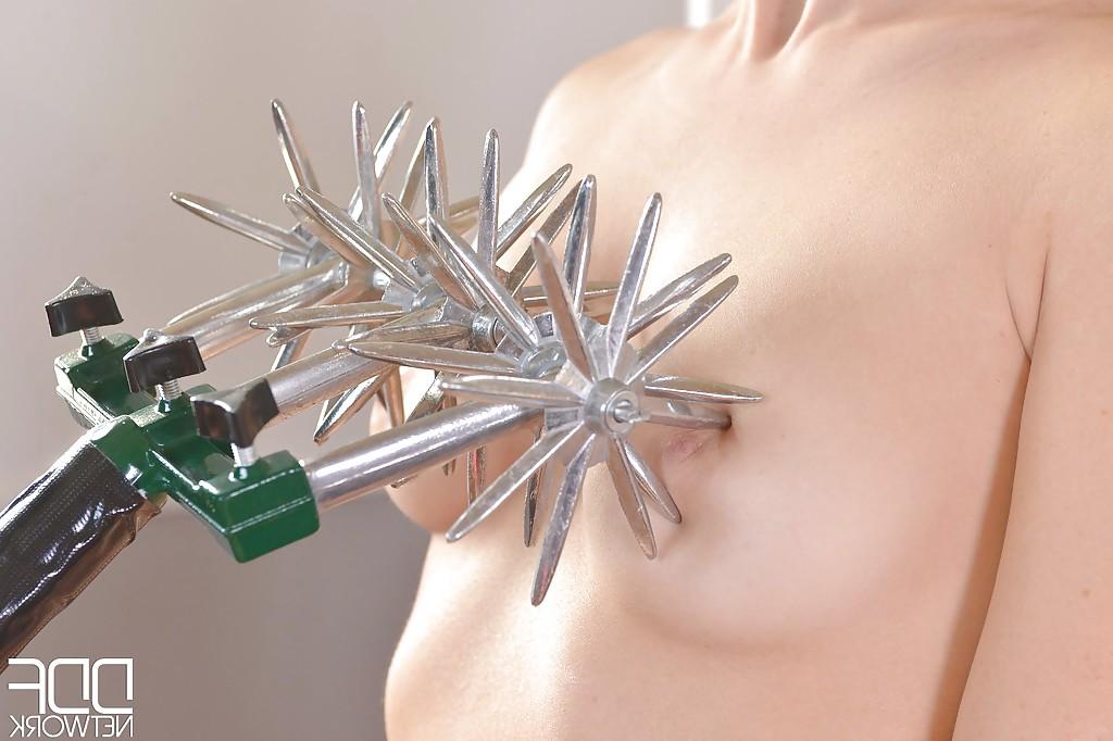 16P Sexo BDSM excêntrico com a modelo fetiche européia Tiffany Doll levando palmadas nos joelhos