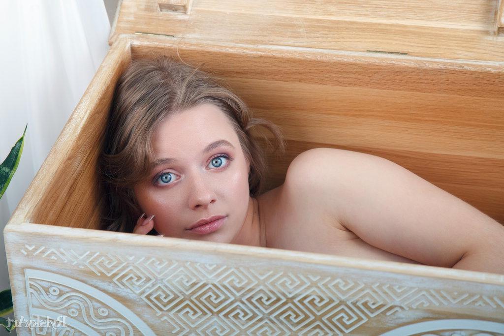 16P La magnifique jeune Siya émerge d'un coffre en bois alors qu'elle est totalement nue.