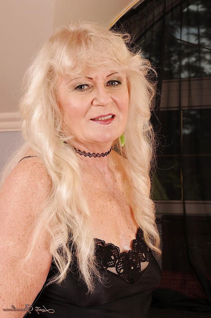 16P Mamie blonde en bas se déshabillant et posant nue sur le lit