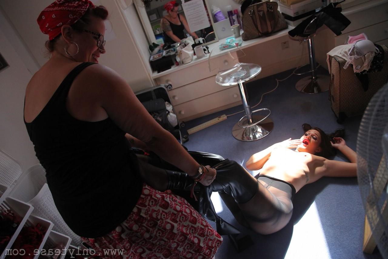 20P Modelos amateur de pelo oscuro posando en lencería provocativa en el casting