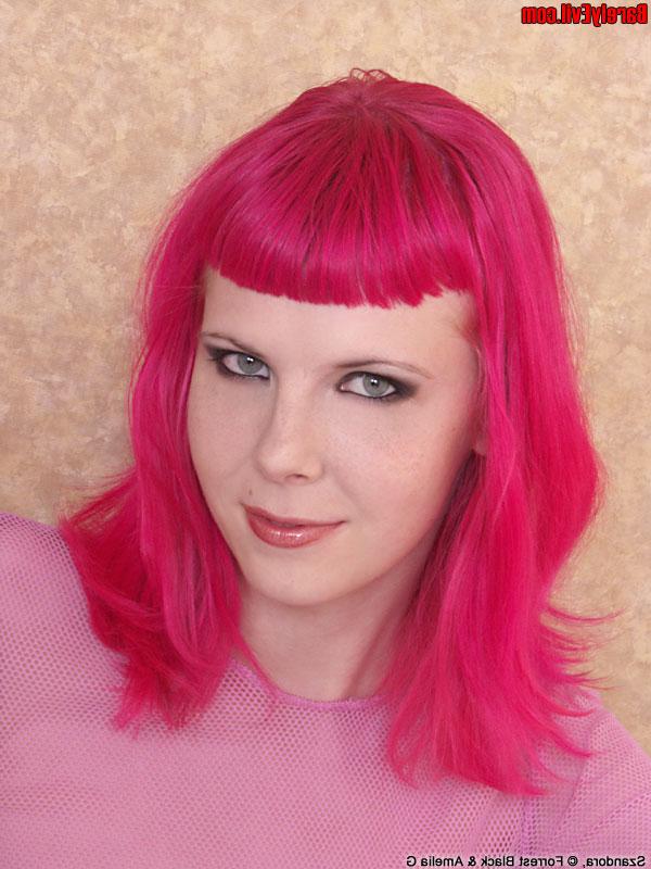 15P La fille sexy Szandora arbore des cheveux roses tout en montrant sa chatte chauve dans une baignoire.