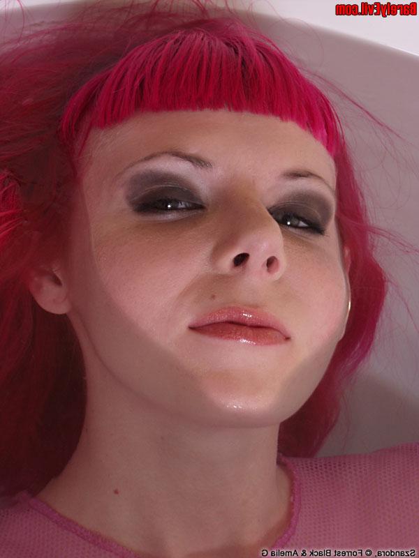 15P La fille sexy Szandora arbore des cheveux roses tout en montrant sa chatte chauve dans une baignoire.