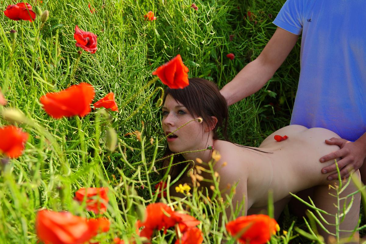 20P Jovem casal satisfaz seus desejos carnais fazendo amor em meio a papoulas em flor