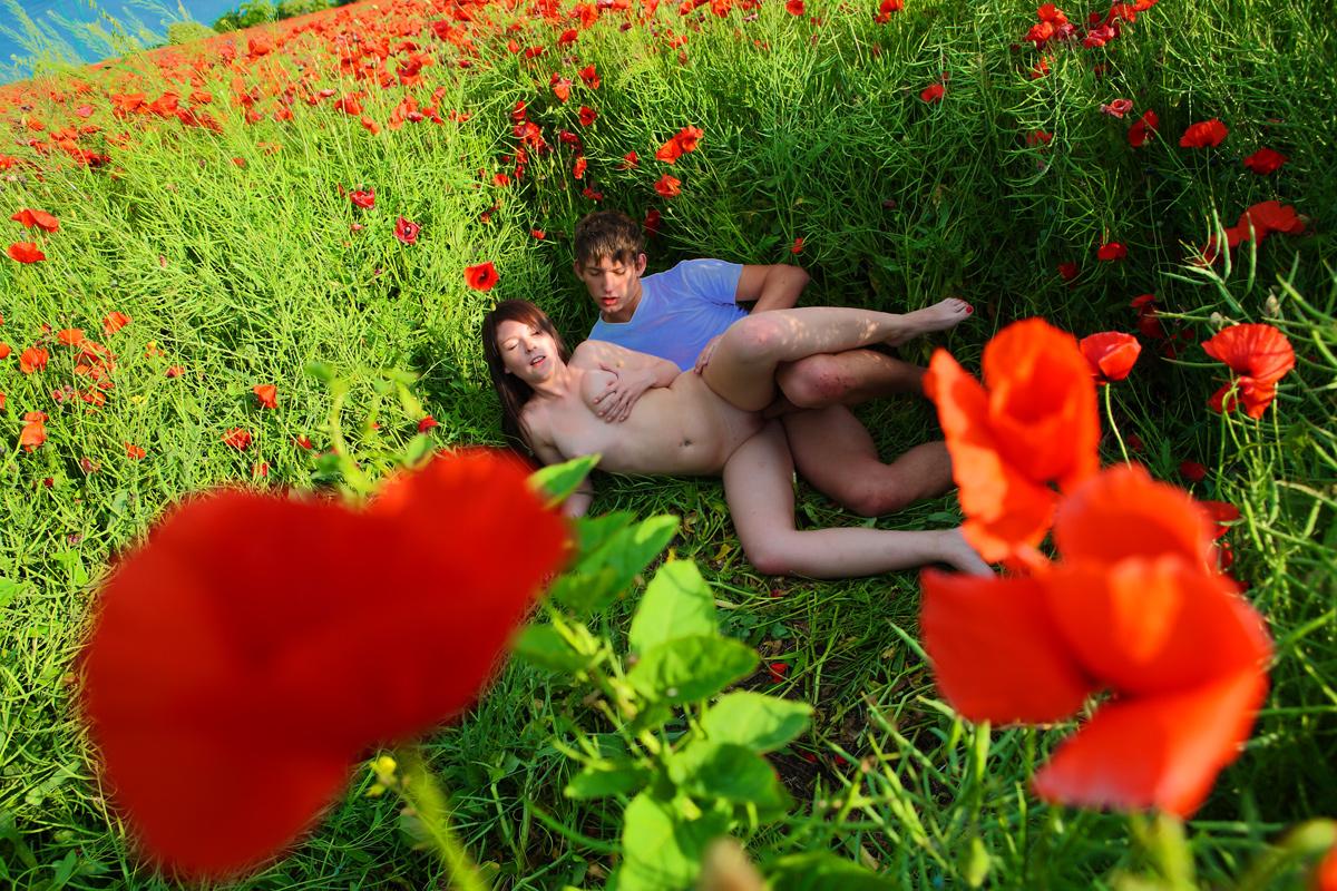 20P Jovem casal satisfaz seus desejos carnais fazendo amor em meio a papoulas em flor