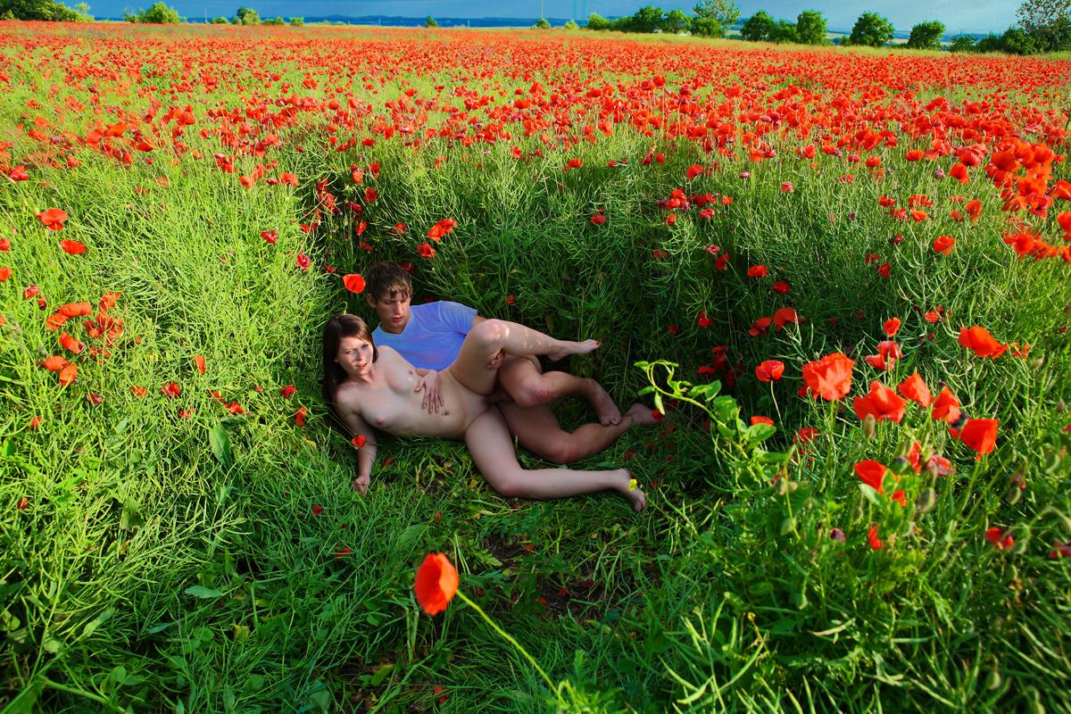 20P Jovem casal satisfaz seus desejos carnais fazendo amor em meio a papoulas em flor