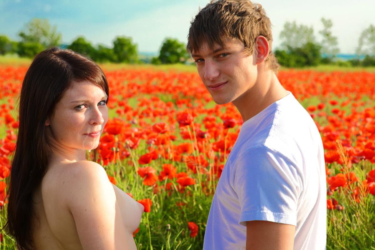20P Jovem casal satisfaz seus desejos carnais fazendo amor em meio a papoulas em flor