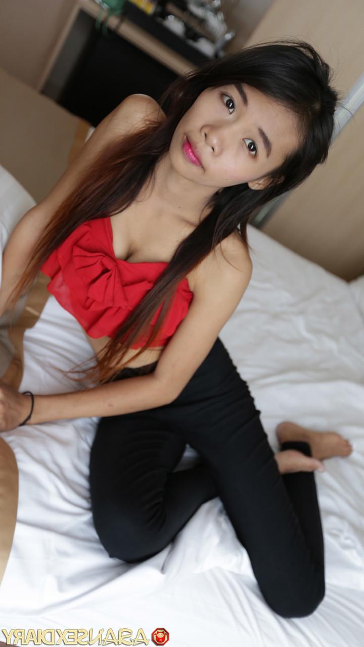 20P Nei, une asiatique maigre, termine un strip-tease sexy avec du sexe hardcore en POV.