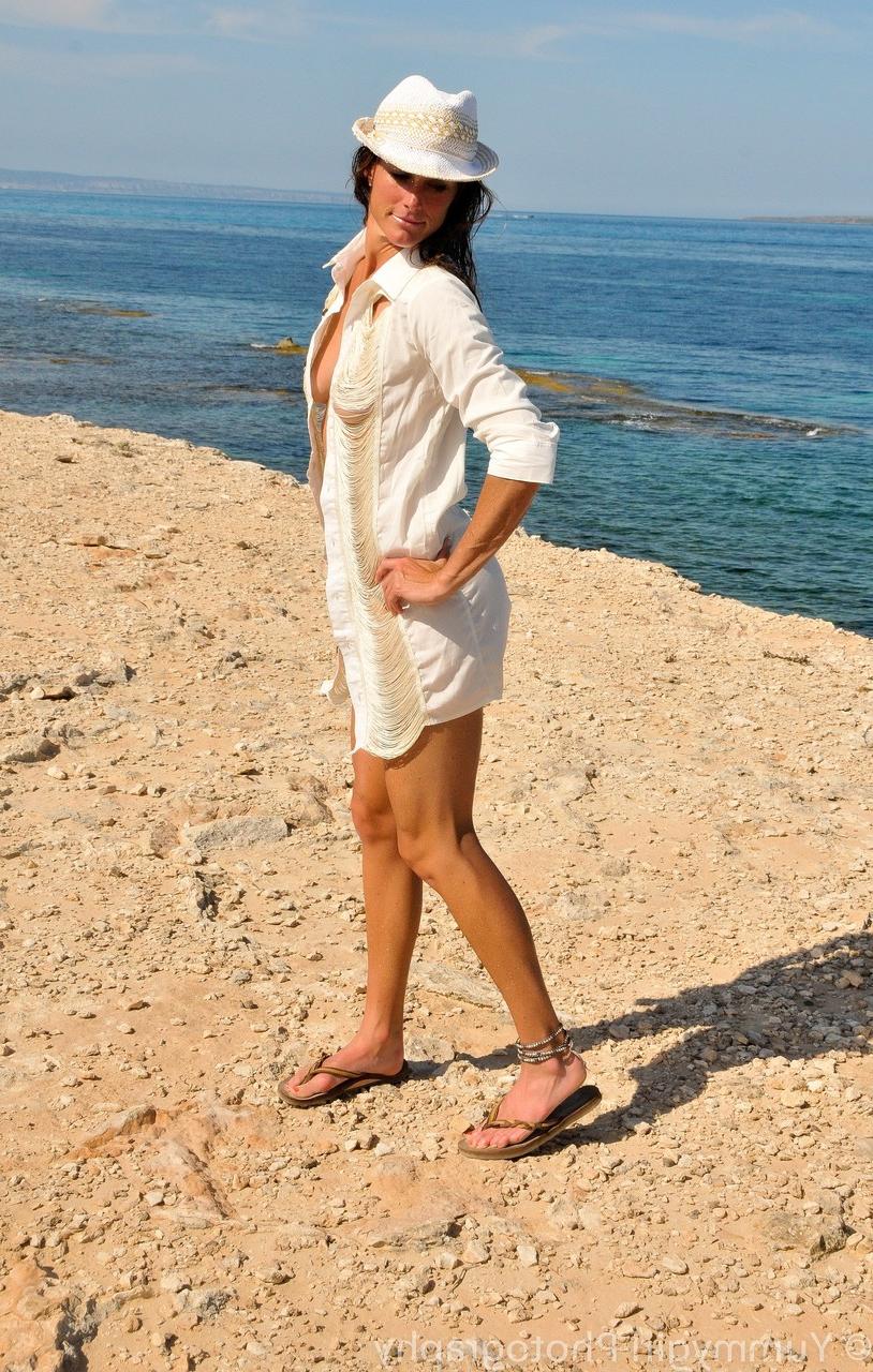 20P A pornstar magra com chapéu Sofie Marie brinca com seu corpo gostoso na praia