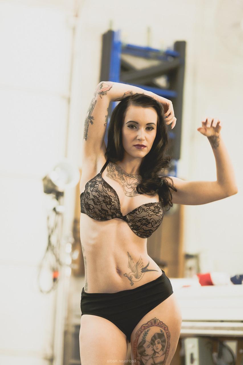 20P Hermosa MILF muestra su sexy cuerpo tatuado en lencería negra