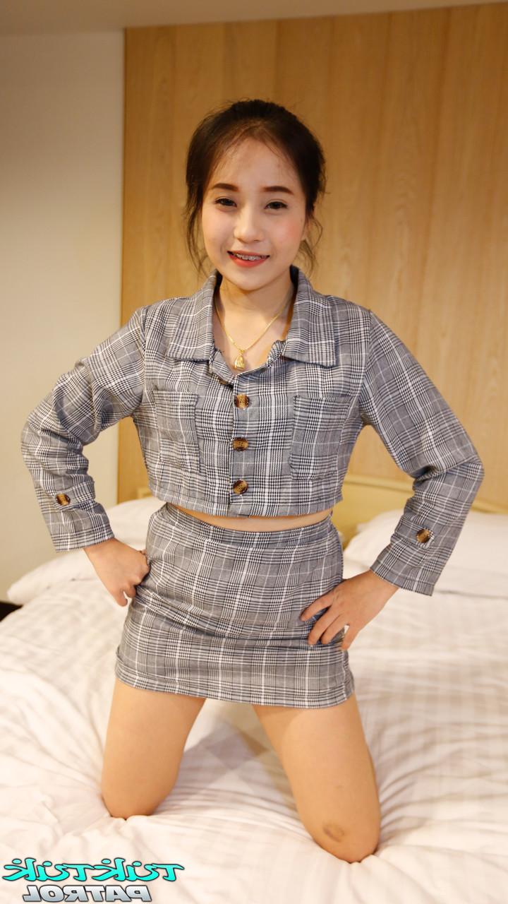 20P A gata asiática amadora Nate tira a roupa e posa nua na cama