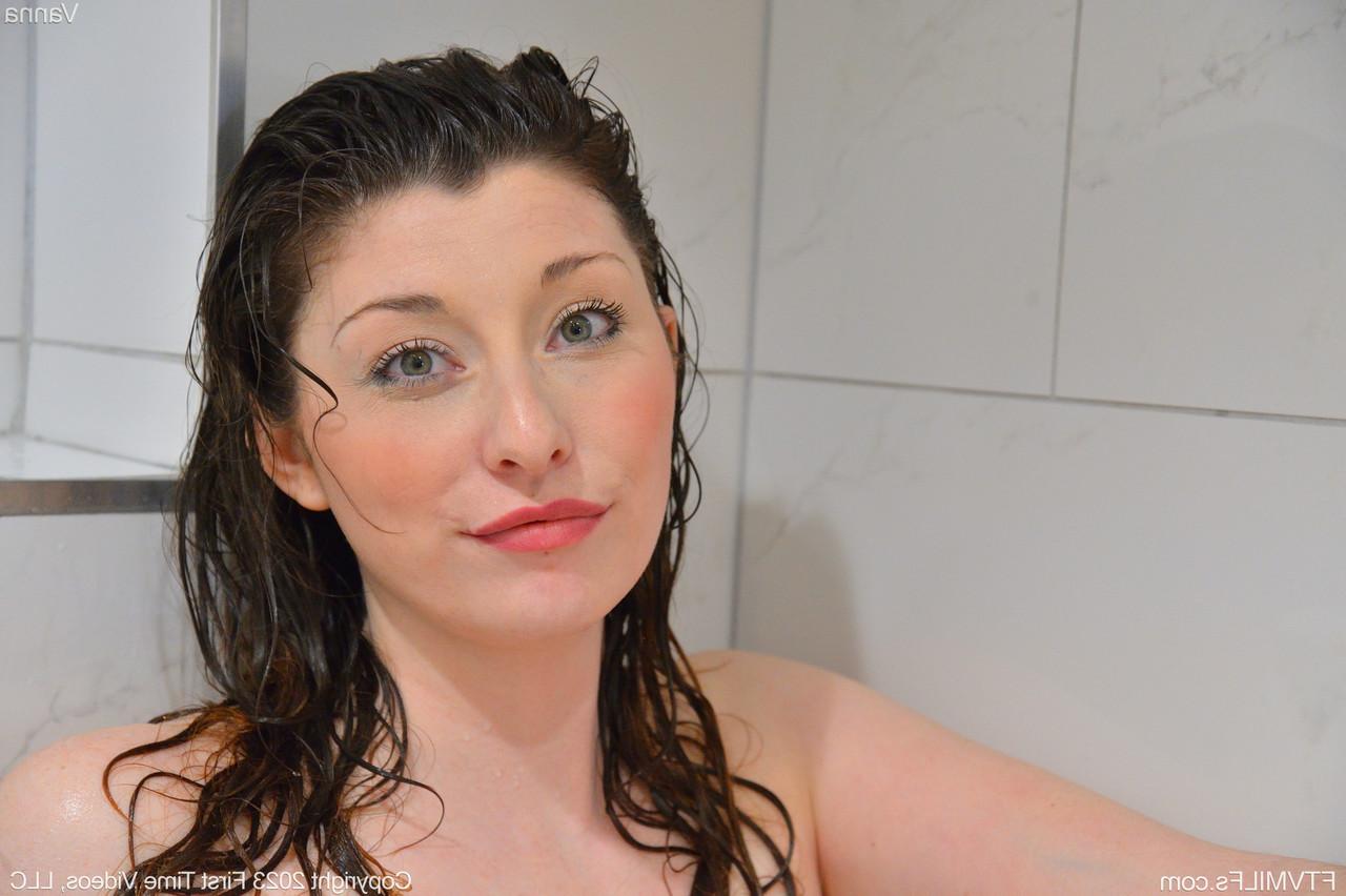 20P La belleza amateur Vanna se mete los dedos en el coño chorreante en la ducha