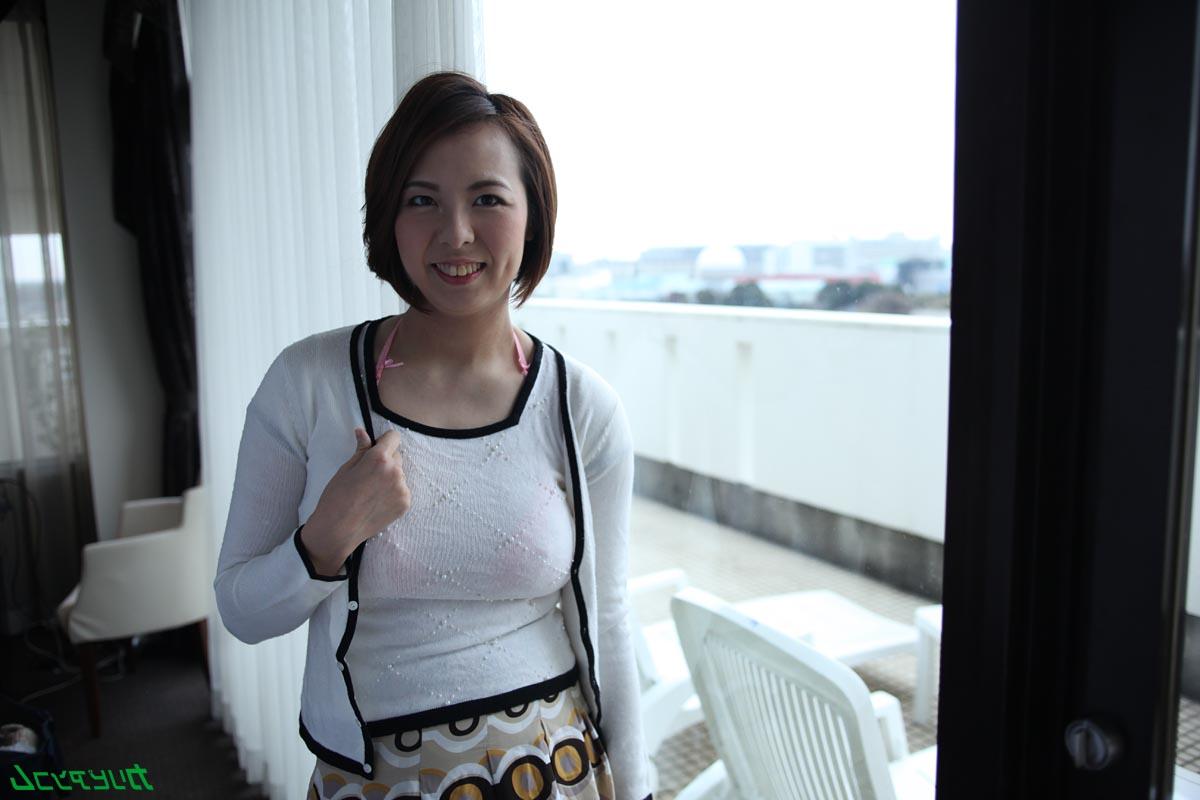 20P A asiática MILF Erika Mizumoto dá uma gozada nos peitos depois de um MFM selvagem 3some