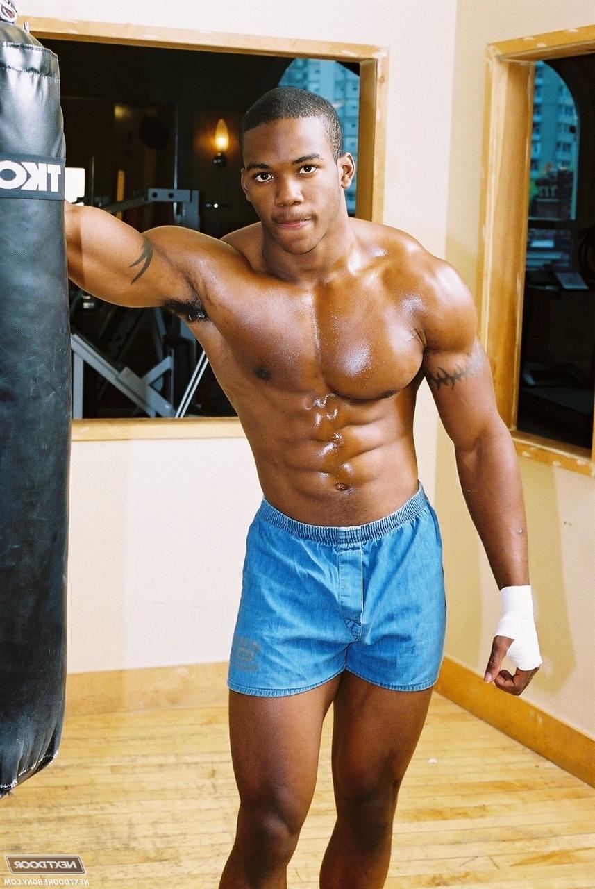 20P Gay negro com músculos quentes Houston A expõe seu grande pau depois de um treino na academia