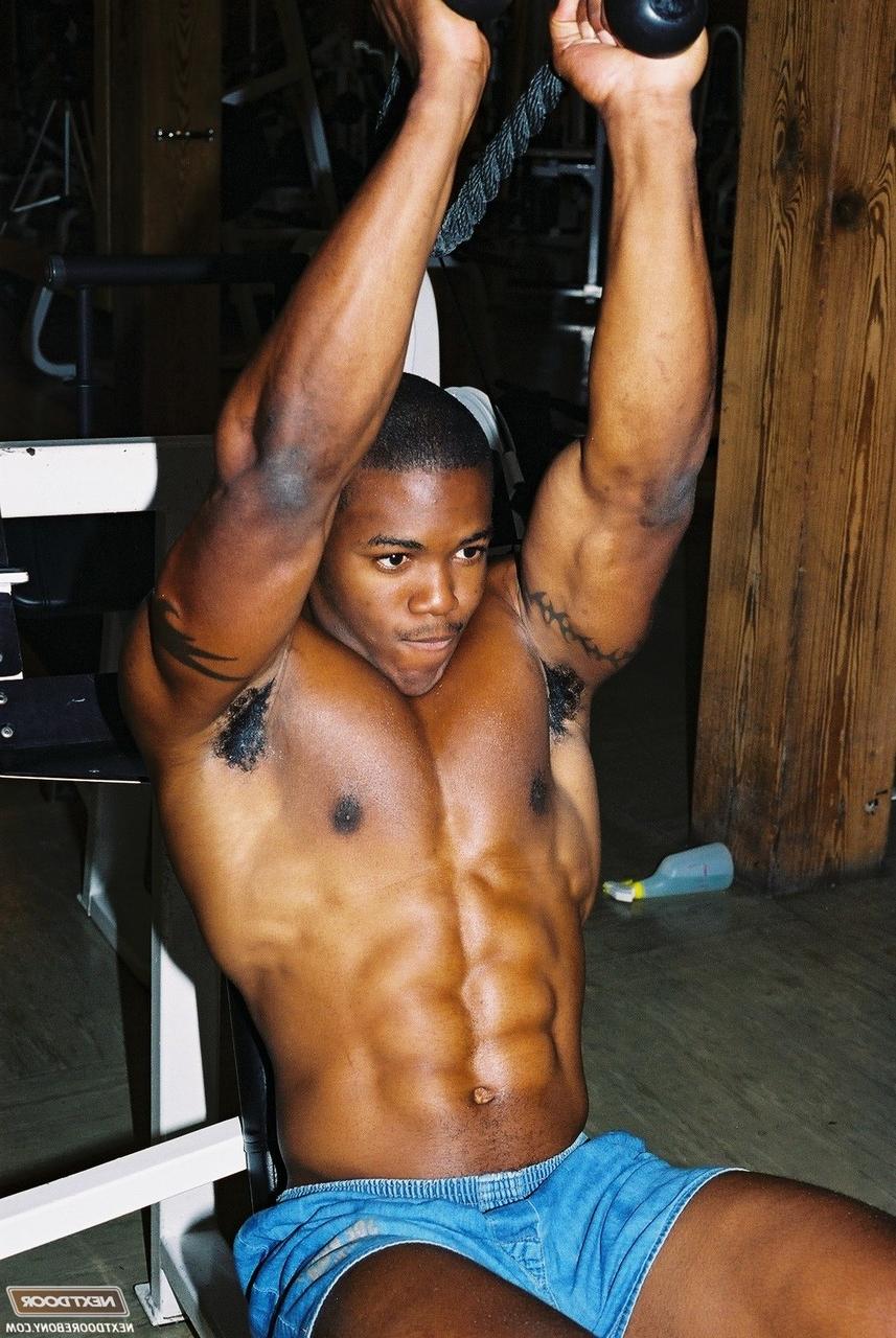 20P Gay negro com músculos quentes Houston A expõe seu grande pau depois de um treino na academia