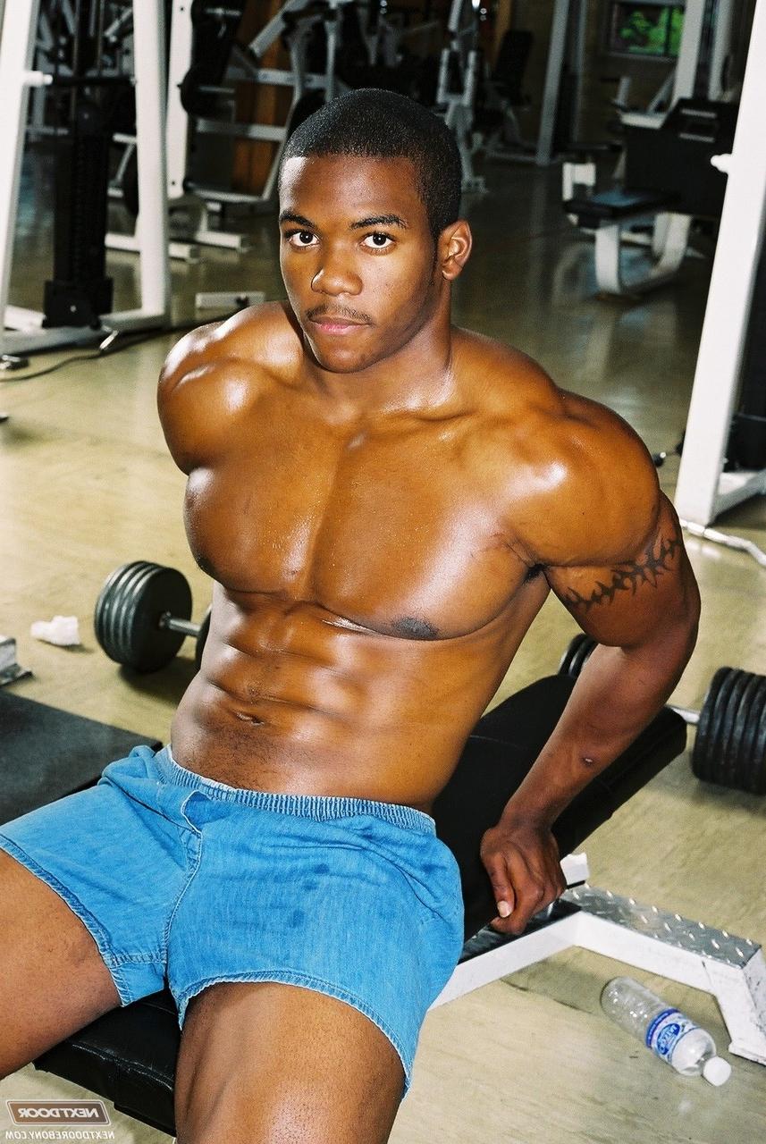 20P Gay negro com músculos quentes Houston A expõe seu grande pau depois de um treino na academia