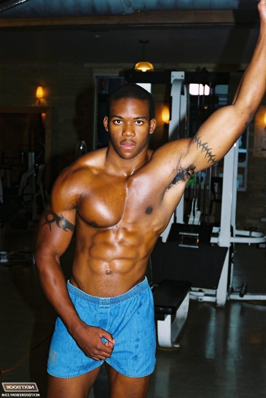 20P Gay negro com músculos quentes Houston A expõe seu grande pau depois de um treino na academia