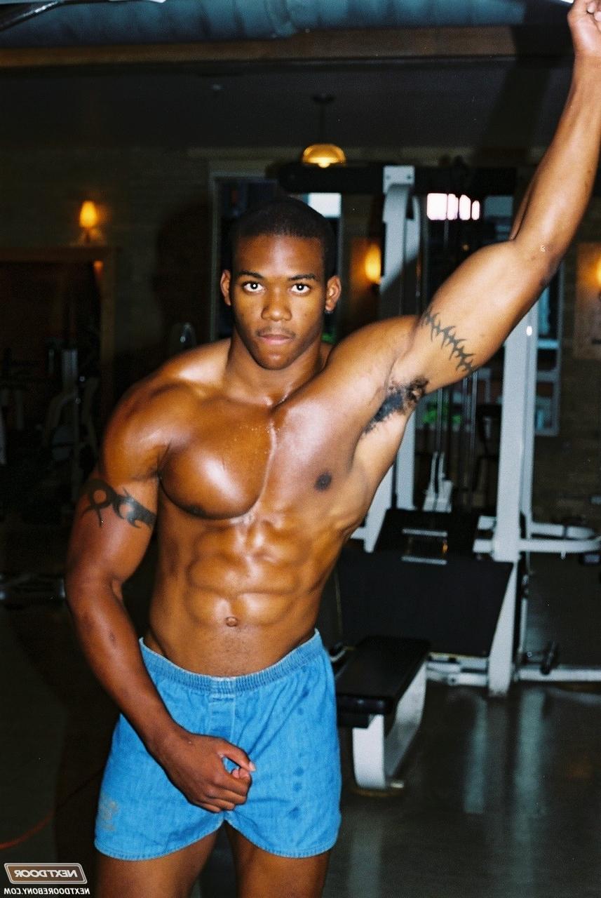20P Gay negro com músculos quentes Houston A expõe seu grande pau depois de um treino na academia