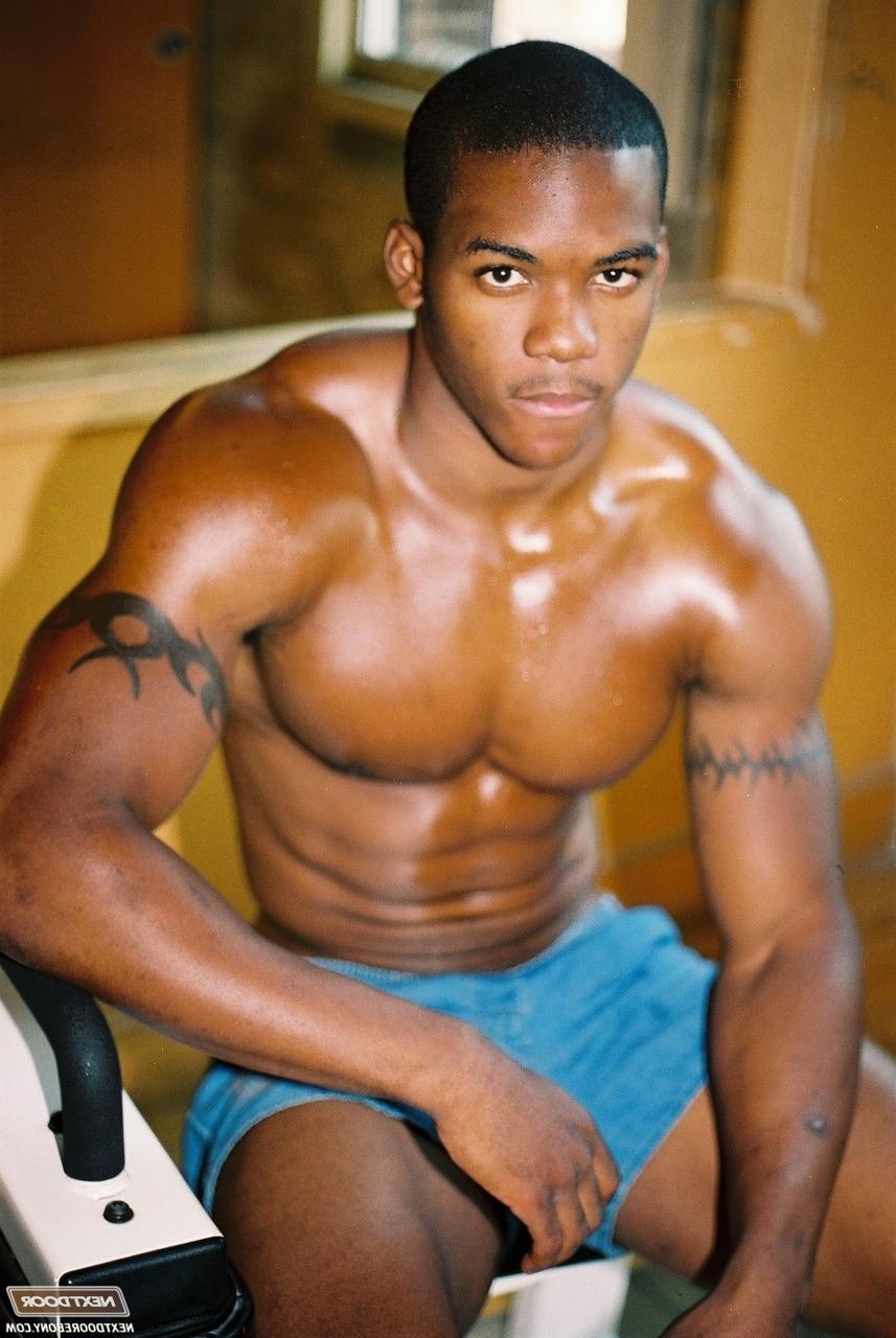 20P Gay negro com músculos quentes Houston A expõe seu grande pau depois de um treino na academia