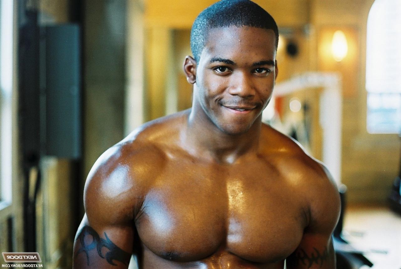 20P Gay negro com músculos quentes Houston A expõe seu grande pau depois de um treino na academia