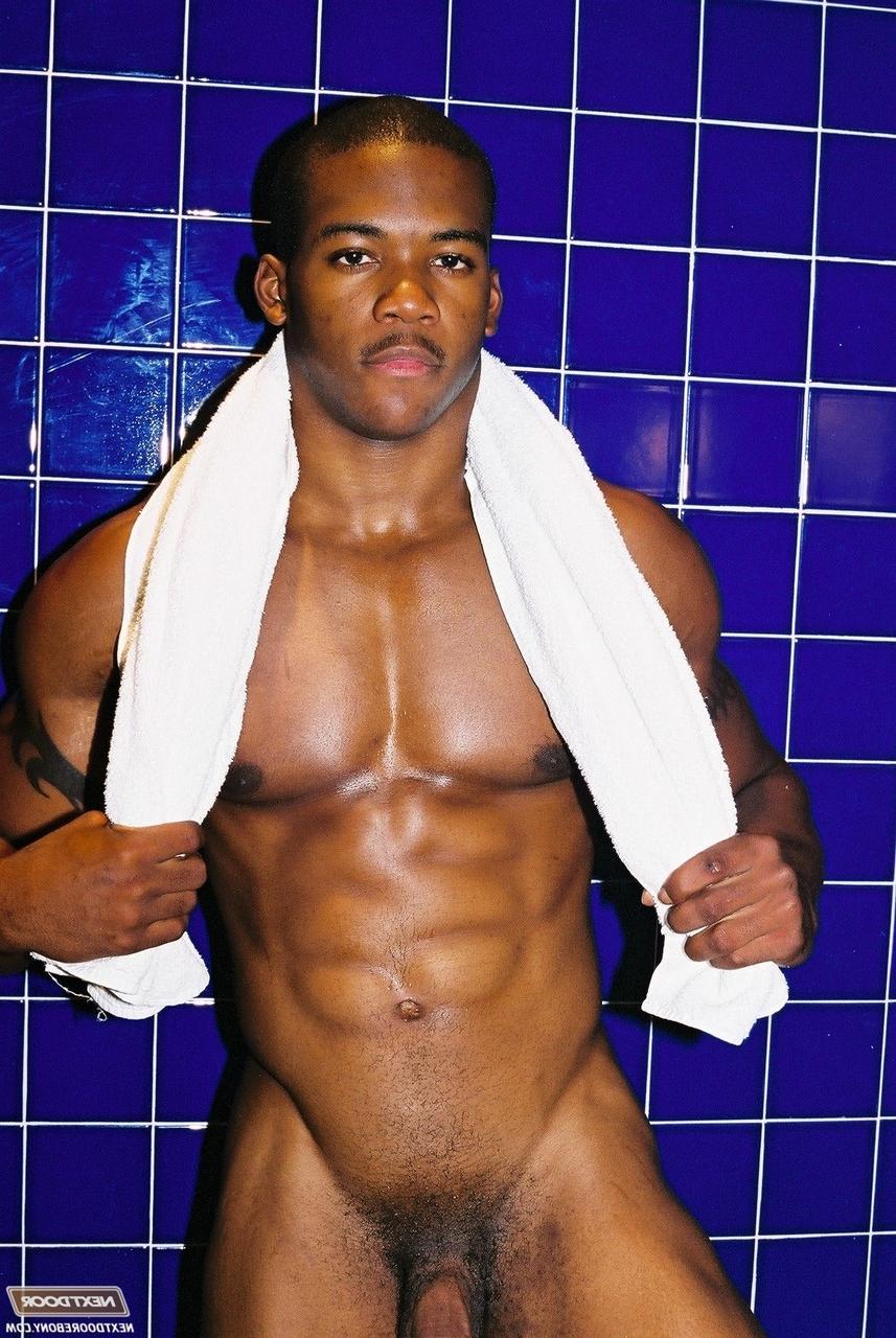 20P Gay negro com músculos quentes Houston A expõe seu grande pau depois de um treino na academia