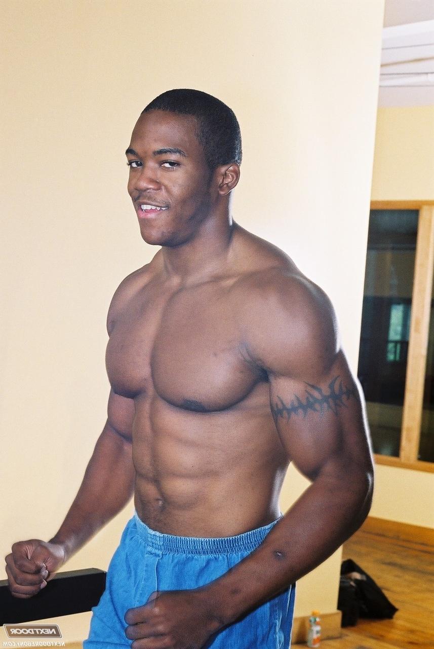 20P Gay negro com músculos quentes Houston A expõe seu grande pau depois de um treino na academia