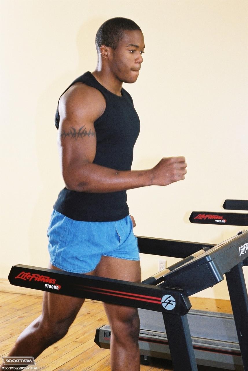 20P Gay negro com músculos quentes Houston A expõe seu grande pau depois de um treino na academia