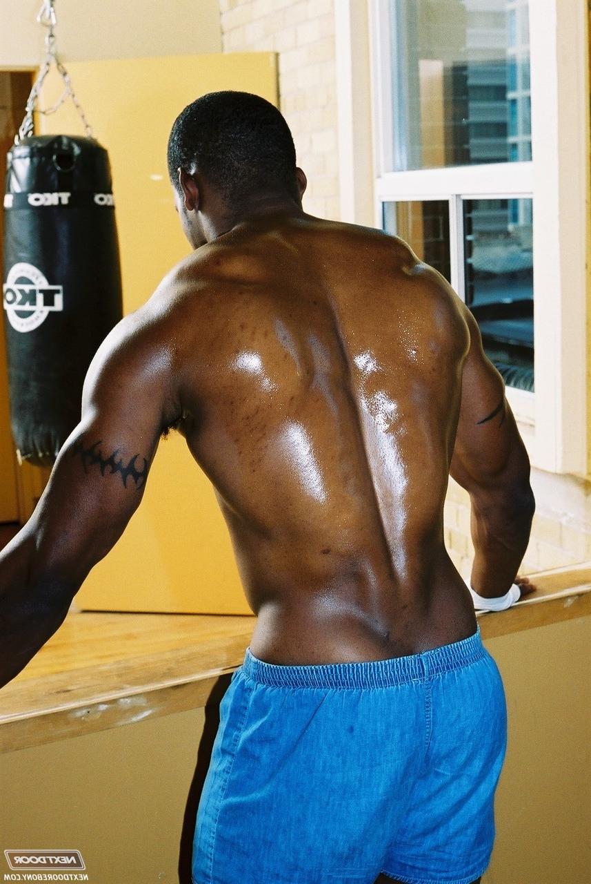 20P Gay negro com músculos quentes Houston A expõe seu grande pau depois de um treino na academia