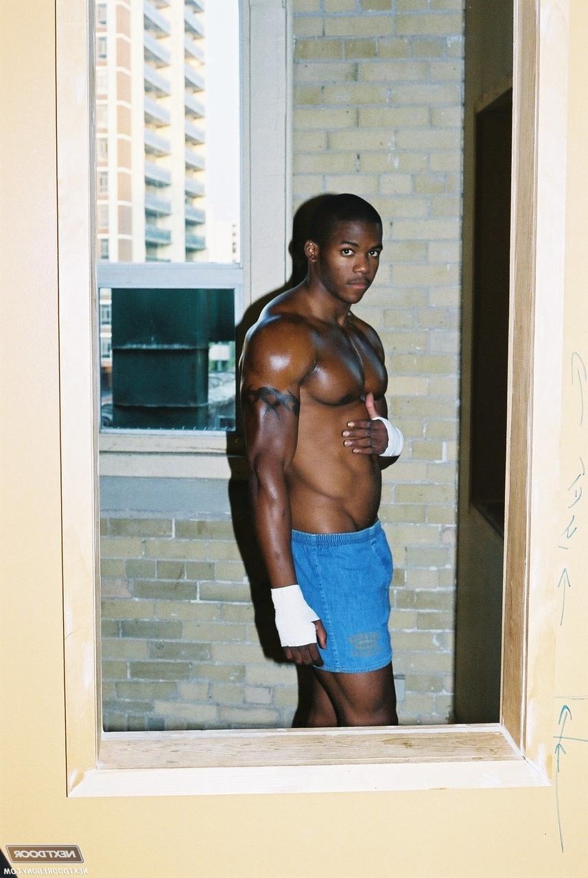 20P Gay negro com músculos quentes Houston A expõe seu grande pau depois de um treino na academia