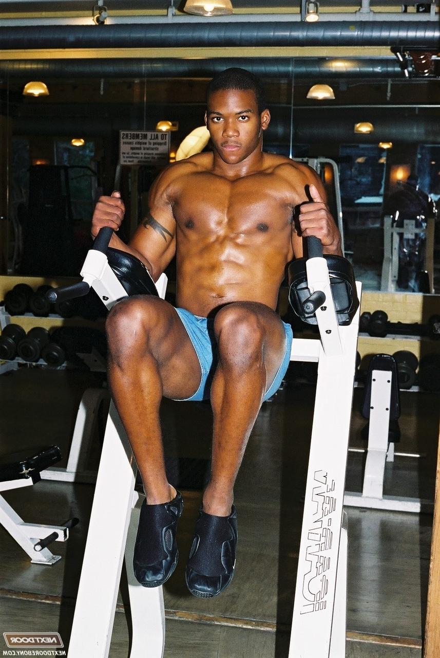 20P Gay negro com músculos quentes Houston A expõe seu grande pau depois de um treino na academia