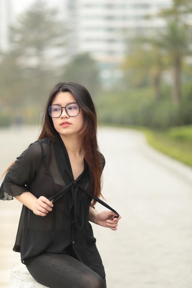 20P Hübsches asiatisches Mädchen mit Brille Natalia posiert in ihrem schwarzen Outfit in der Öffentlichkeit