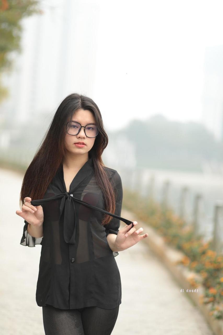20P Hübsches asiatisches Mädchen mit Brille Natalia posiert in ihrem schwarzen Outfit in der Öffentlichkeit