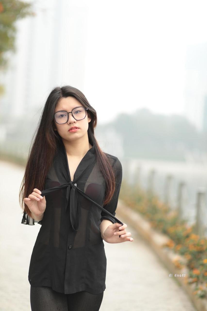 20P Hübsches asiatisches Mädchen mit Brille Natalia posiert in ihrem schwarzen Outfit in der Öffentlichkeit