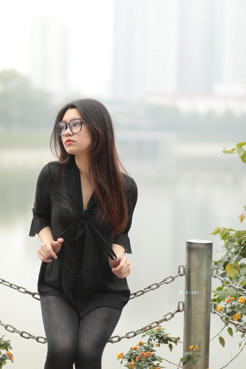 20P Hübsches asiatisches Mädchen mit Brille Natalia posiert in ihrem schwarzen Outfit in der Öffentlichkeit