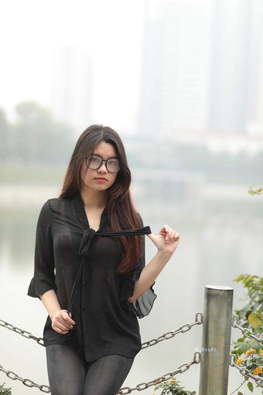 20P Hübsches asiatisches Mädchen mit Brille Natalia posiert in ihrem schwarzen Outfit in der Öffentlichkeit