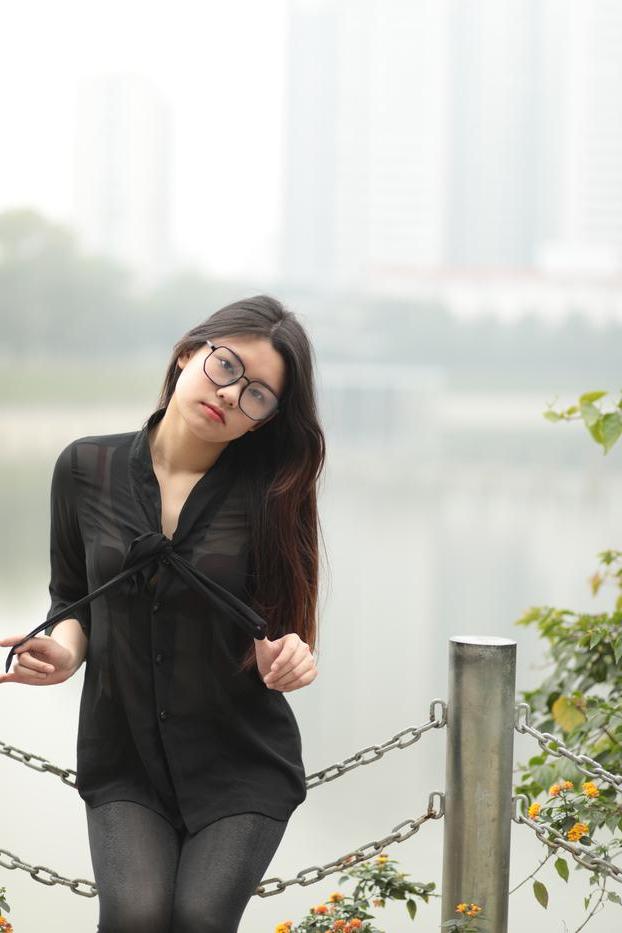 20P Hübsches asiatisches Mädchen mit Brille Natalia posiert in ihrem schwarzen Outfit in der Öffentlichkeit