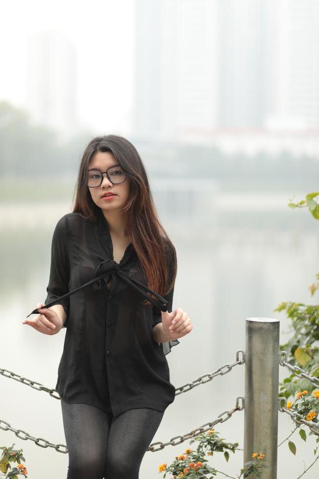 20P Hübsches asiatisches Mädchen mit Brille Natalia posiert in ihrem schwarzen Outfit in der Öffentlichkeit