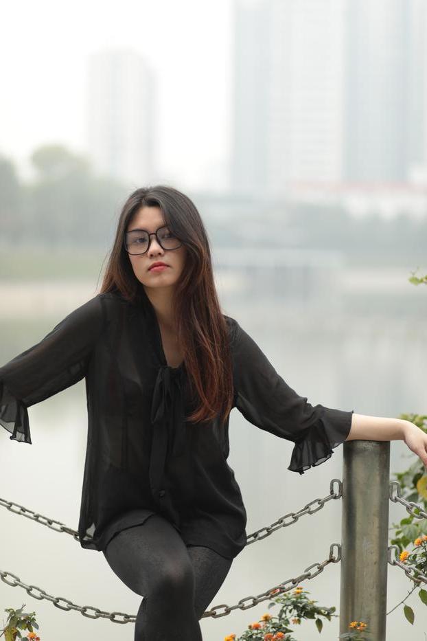 20P Hübsches asiatisches Mädchen mit Brille Natalia posiert in ihrem schwarzen Outfit in der Öffentlichkeit