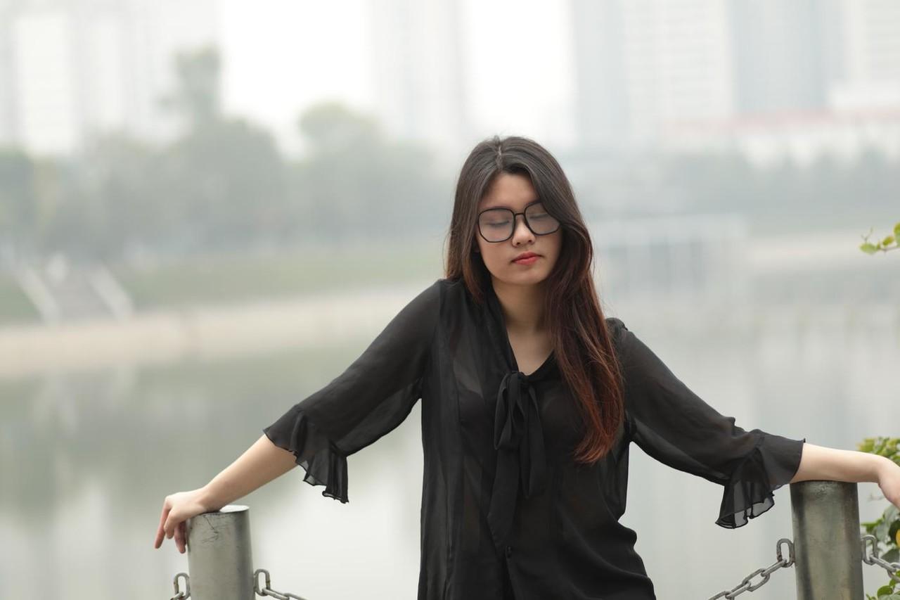 20P Hübsches asiatisches Mädchen mit Brille Natalia posiert in ihrem schwarzen Outfit in der Öffentlichkeit