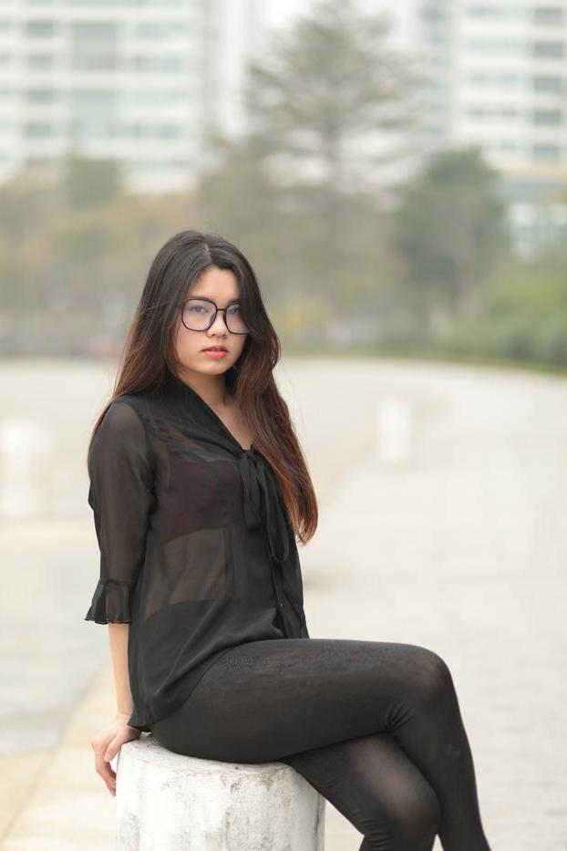 20P Hübsches asiatisches Mädchen mit Brille Natalia posiert in ihrem schwarzen Outfit in der Öffentlichkeit