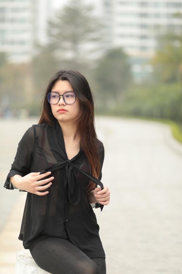 20P Hübsches asiatisches Mädchen mit Brille Natalia posiert in ihrem schwarzen Outfit in der Öffentlichkeit