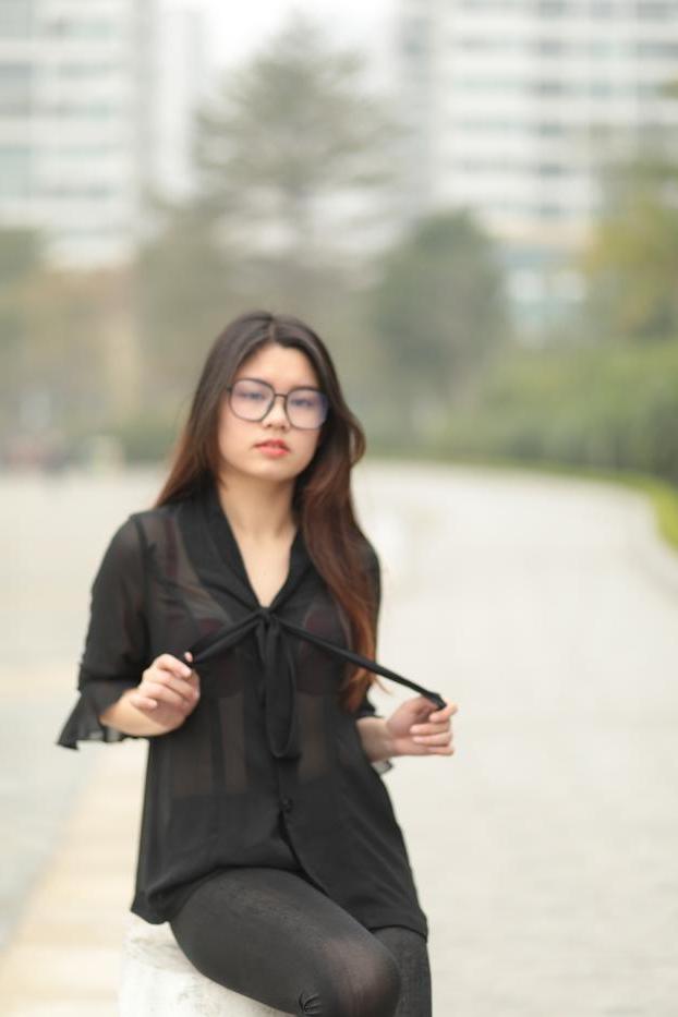 20P Hübsches asiatisches Mädchen mit Brille Natalia posiert in ihrem schwarzen Outfit in der Öffentlichkeit