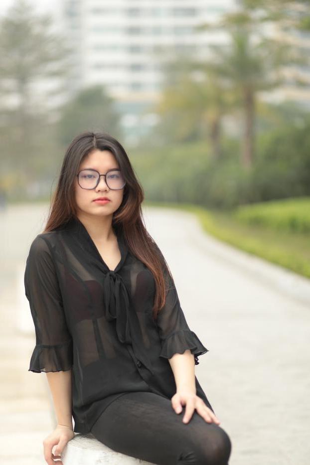 20P Hübsches asiatisches Mädchen mit Brille Natalia posiert in ihrem schwarzen Outfit in der Öffentlichkeit