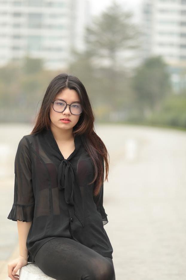 20P Hübsches asiatisches Mädchen mit Brille Natalia posiert in ihrem schwarzen Outfit in der Öffentlichkeit