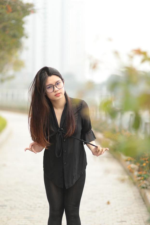 20P Hübsches asiatisches Mädchen mit Brille Natalia posiert in ihrem schwarzen Outfit in der Öffentlichkeit
