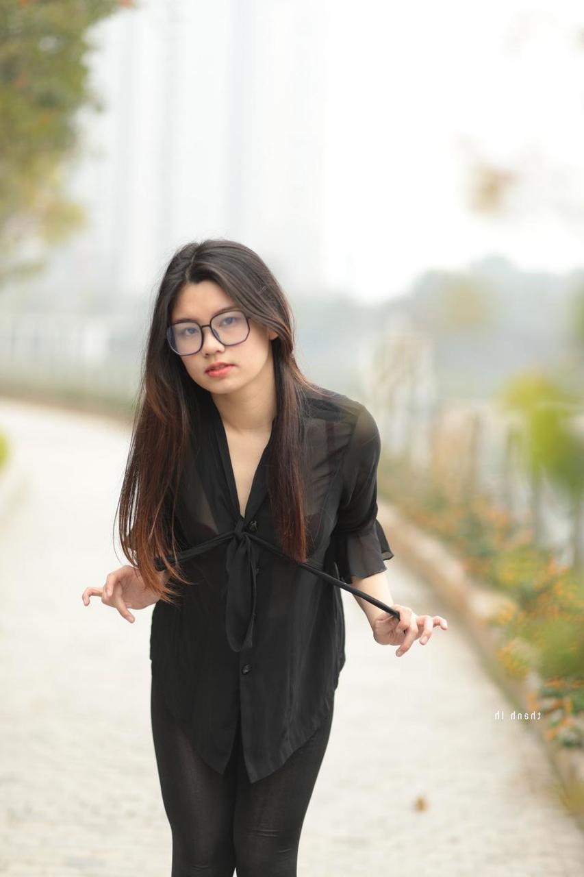 20P Hübsches asiatisches Mädchen mit Brille Natalia posiert in ihrem schwarzen Outfit in der Öffentlichkeit
