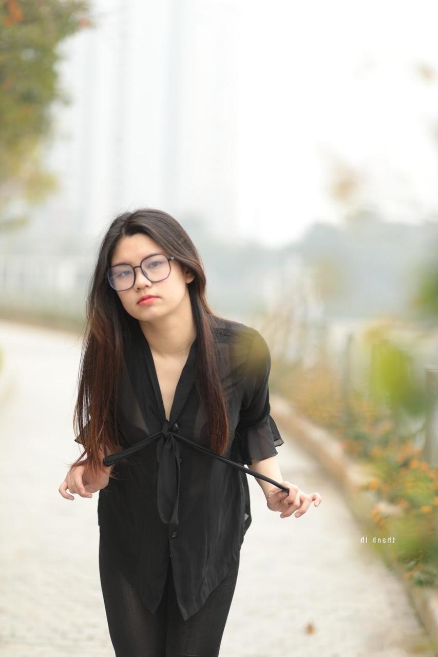 20P Hübsches asiatisches Mädchen mit Brille Natalia posiert in ihrem schwarzen Outfit in der Öffentlichkeit