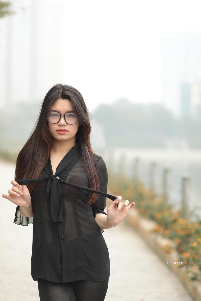 20P Hübsches asiatisches Mädchen mit Brille Natalia posiert in ihrem schwarzen Outfit in der Öffentlichkeit