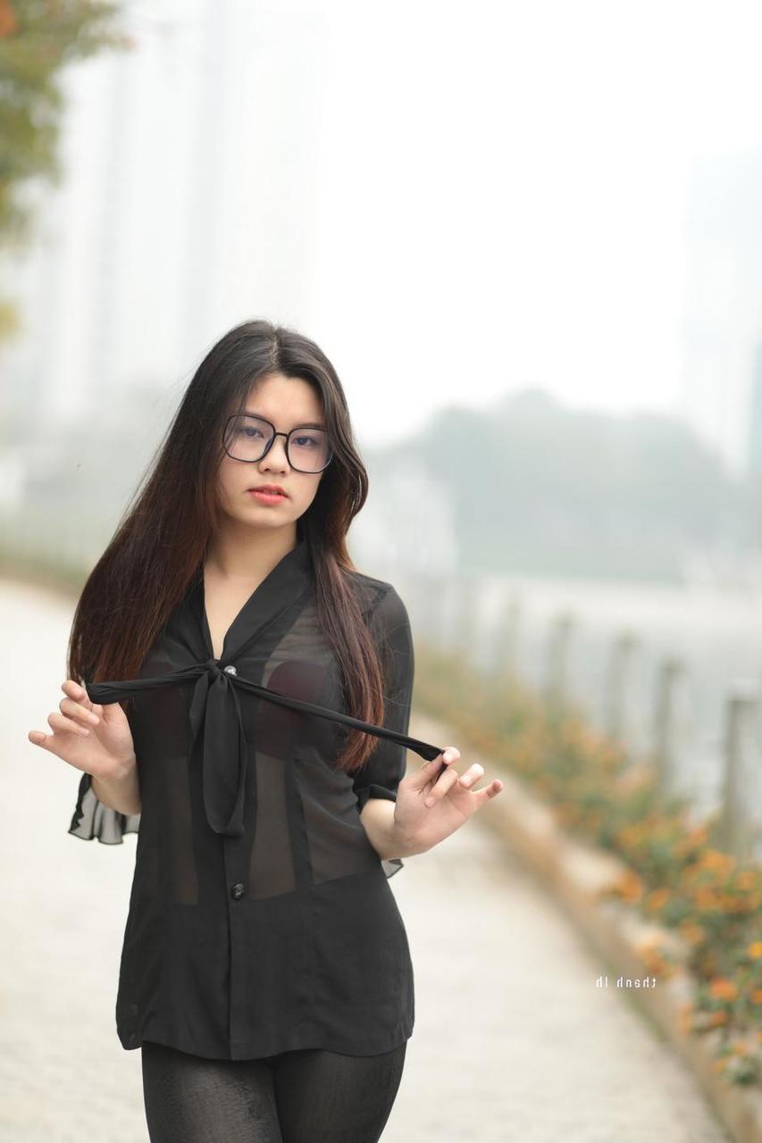 20P Hübsches asiatisches Mädchen mit Brille Natalia posiert in ihrem schwarzen Outfit in der Öffentlichkeit