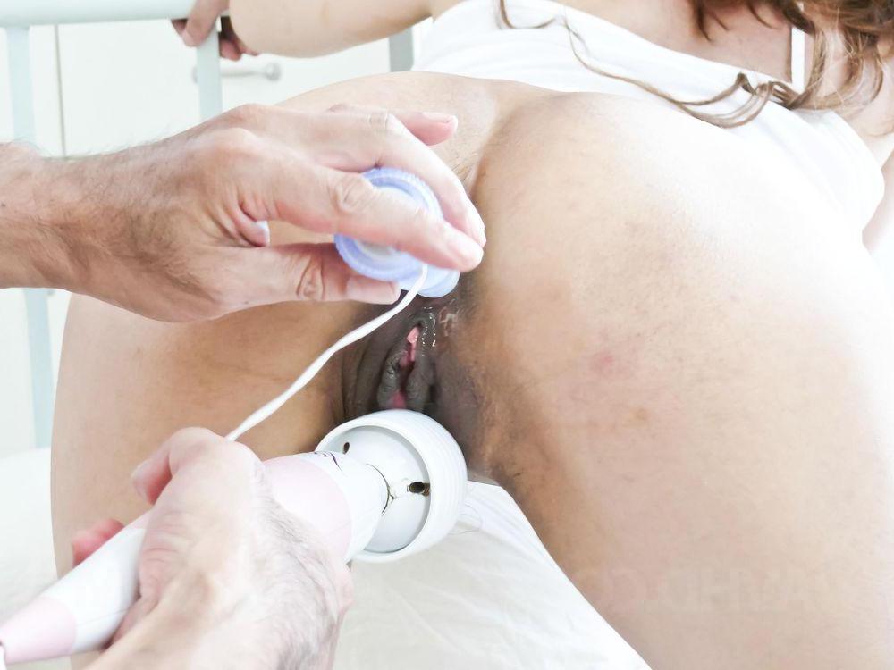 15P A japonesa MILF Moe Aizawa ostenta um creampie depois de fazer sexo com dois caras