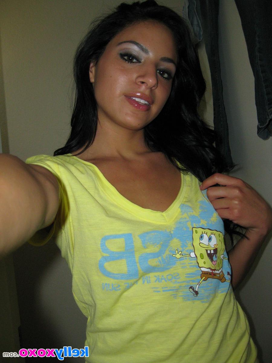 16P A garota morena Kelly Xoxo tira selfies no espelho enquanto se despe
